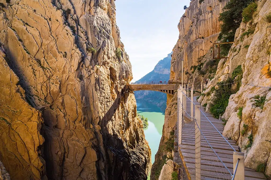 El Caminito del Rey y su famosa pasarela, una de las rutas de pasarelas más espectaculares de España. Por Aerial Film Studio.