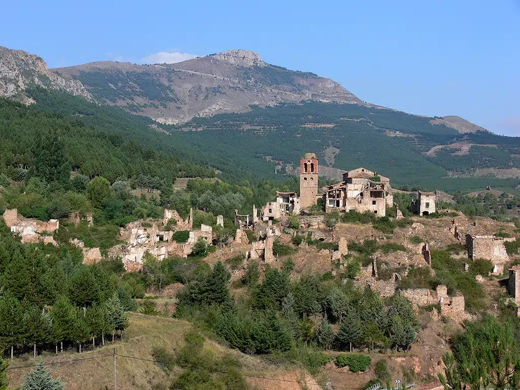 TURRUNCÚN. La aldea despoblada con la peña Isasa al fondo. Por Pigmentoazul