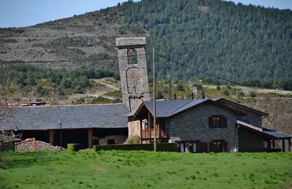 La torre de la iglesia de Santa Eugenia de Nerellà (Lleida), una de las torres inclinadas de España. Por MARIAROSAFERRE.