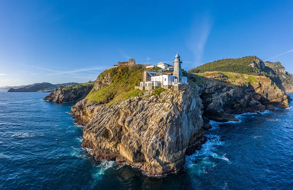 Faro de Santa Catalina en Lekeitio, uno de los pueblos más bonitos de Vizcaya. Por David