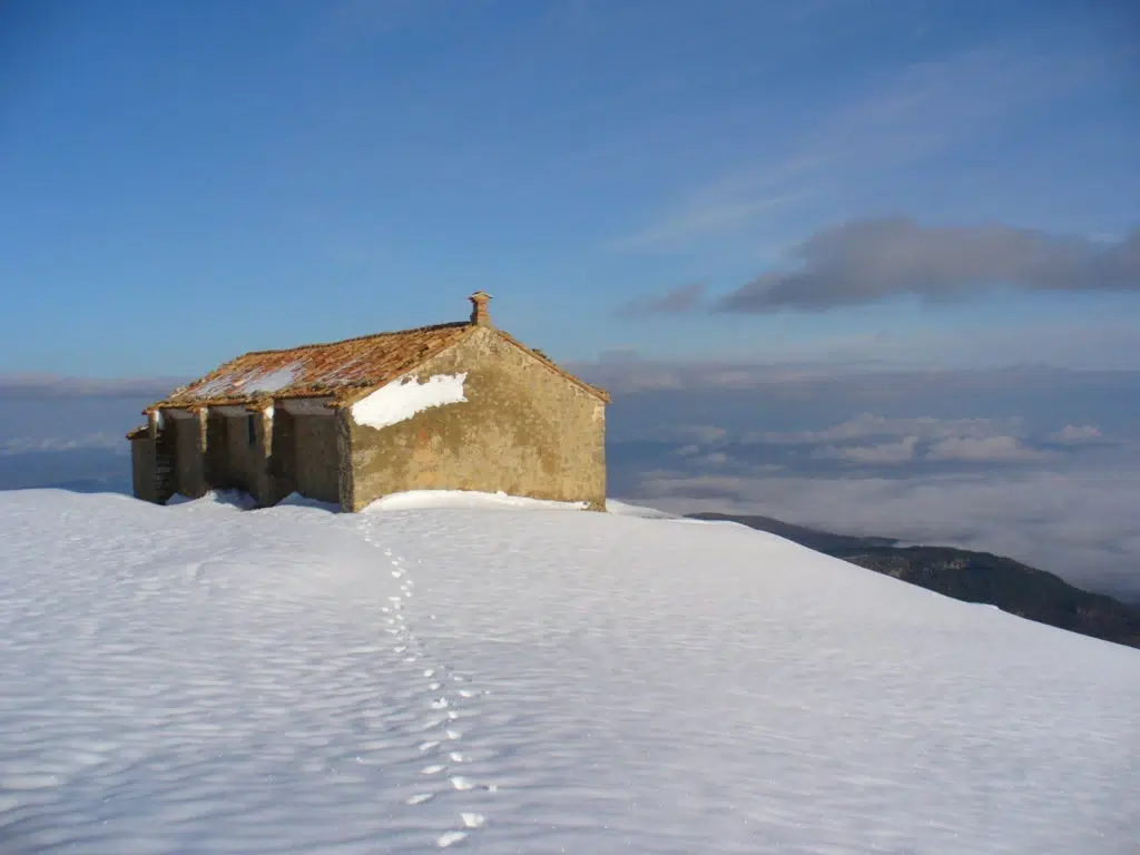 Ermita de San Pablo, en Camarena de la Sierra (Teruel). Foto Ayuntamiento de Camarena de la Sierra. Una de las ermitas remotas en España que no te puedes perder