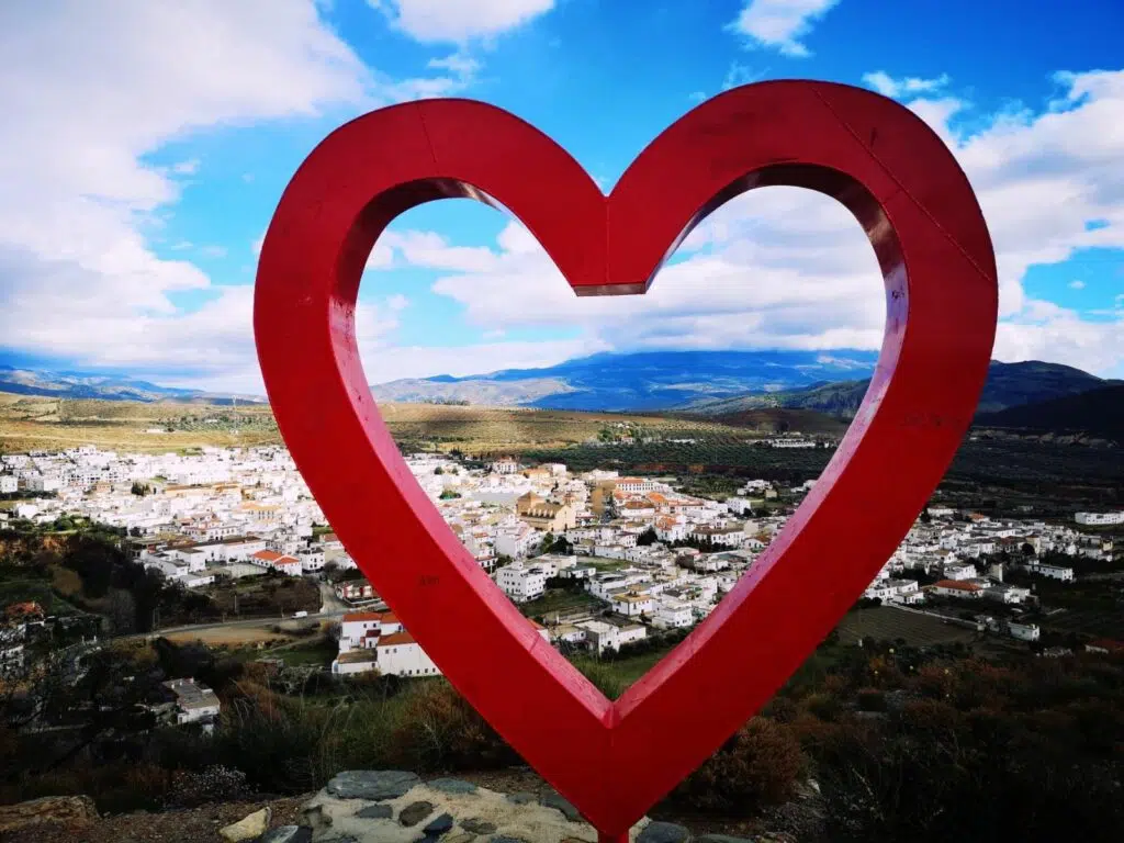 El Corazón del Amor de Ugíjar, en Granada. Una de las rutas del amor perfectas para una escapada romántica.