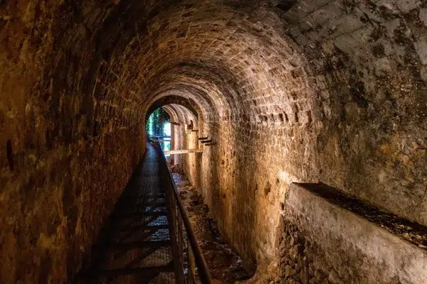 Bóveda del río Cerezuelo sobre la iglesia de Santa María