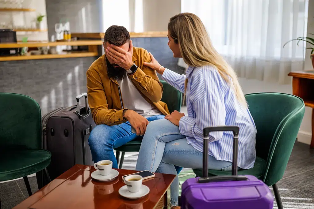 Una pareja de turistas en un bar. Hay cosas que se piden diferente en España. Por djoronimo