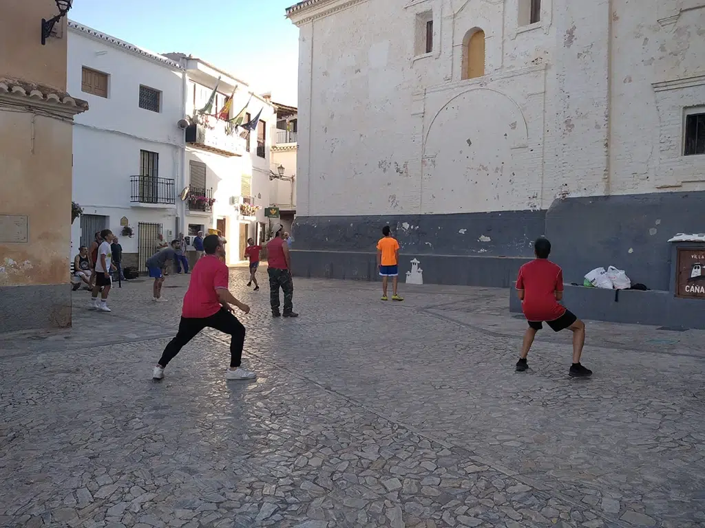 Un grupo de chicos jugando a pelota vasca en la iglesia de Cañar (Granada). Por Antonio Funes