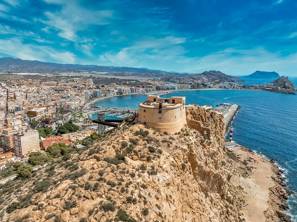 Águilas (Murcia), uno de los pueblos con nombre de pájaro en España.