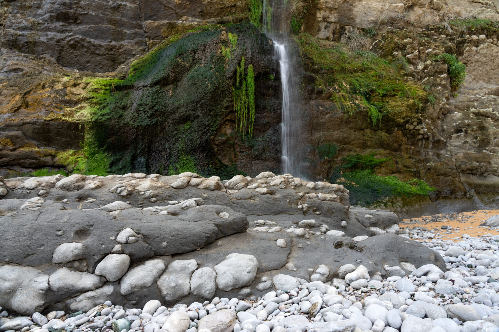 Playa de los cristales: el basurero que se convirtió en paraíso