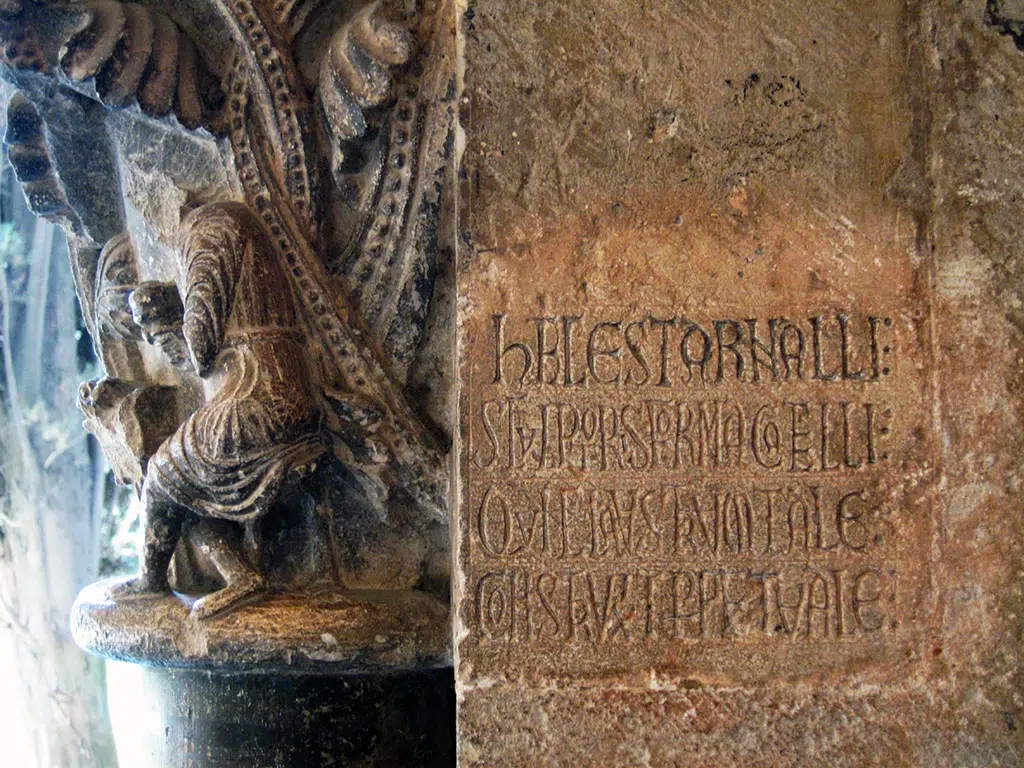 El primer selfie de la historia: autorretrato en piedra de Arnau Cadell, en el monasterio de Sant Cugat del Vallès (Barcelona).
