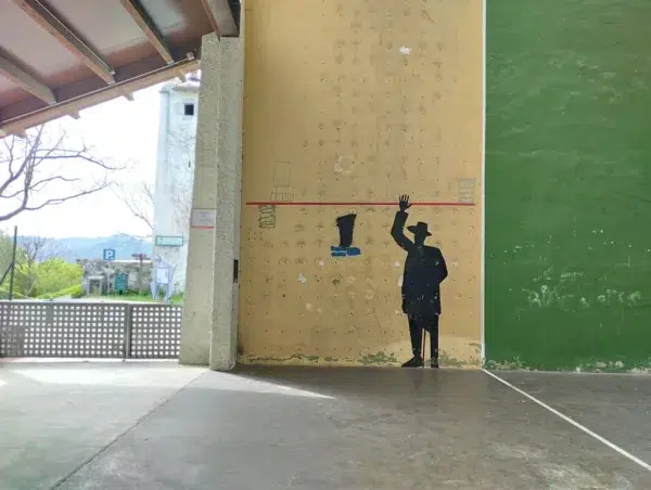 La sombra del Gigante de Altzo, dibujada en el frontón del pueblo. Por Raquel Andrés Durà