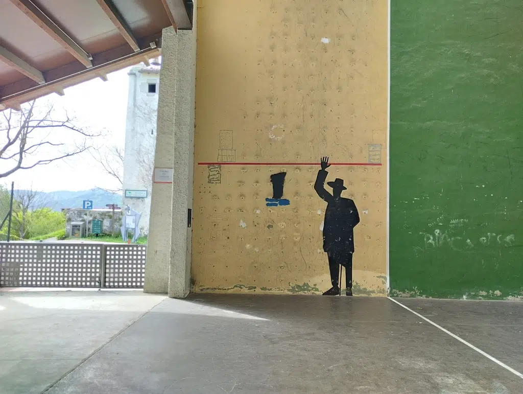 La sombra del Gigante de Altzo, dibujada en el frontón del pueblo. Por Raquel Andrés Durà