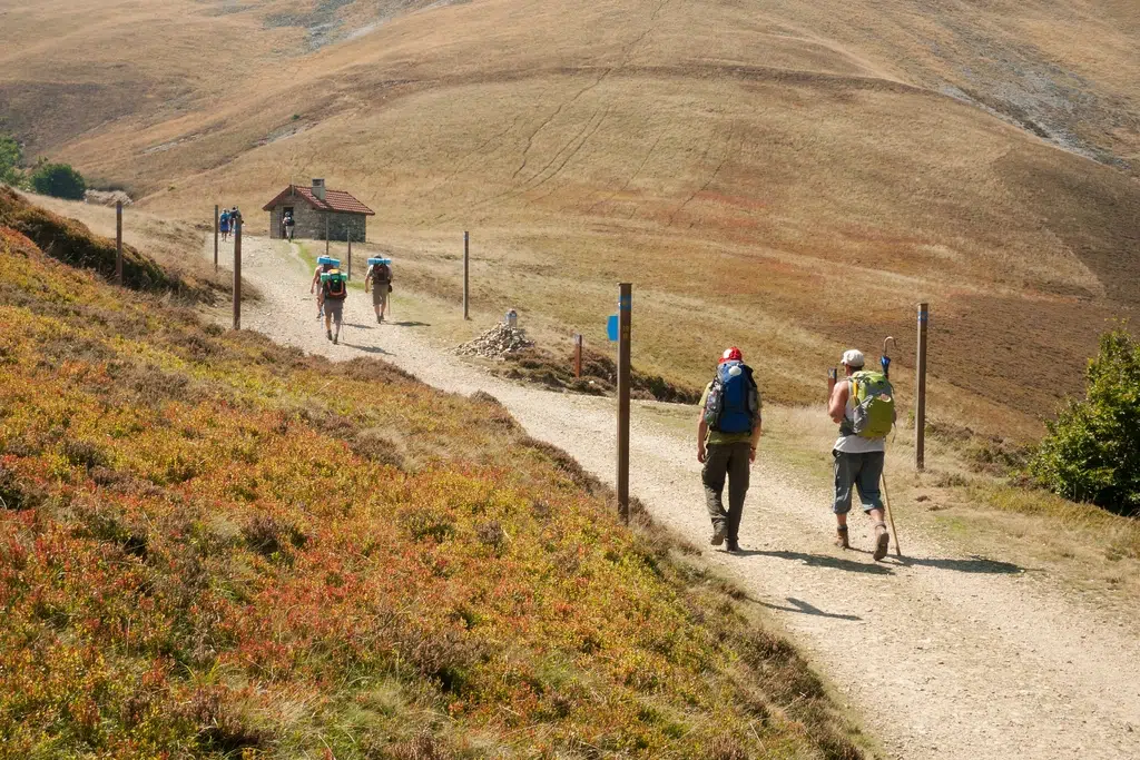 Peregrinos acercándose al refugio Izandorre de camino al collado Lepoeder y Roncesvalles, en el Camino de Santiago Francés. Por Orion76