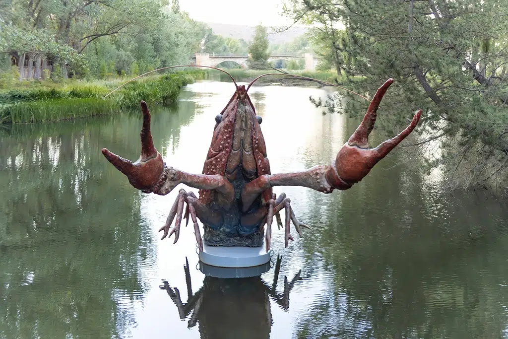 Escultura de un cangrejo de río en Soria
