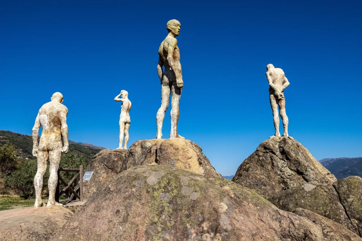 Esculturas en El mirador de la memoria en valle del Jerte. Por rudiernst.