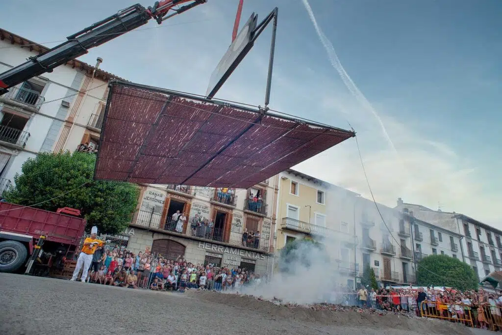 Fiesta XXL: una parrilla de 25 m2 y una longaniza de récord Guinness para 8.000 personas