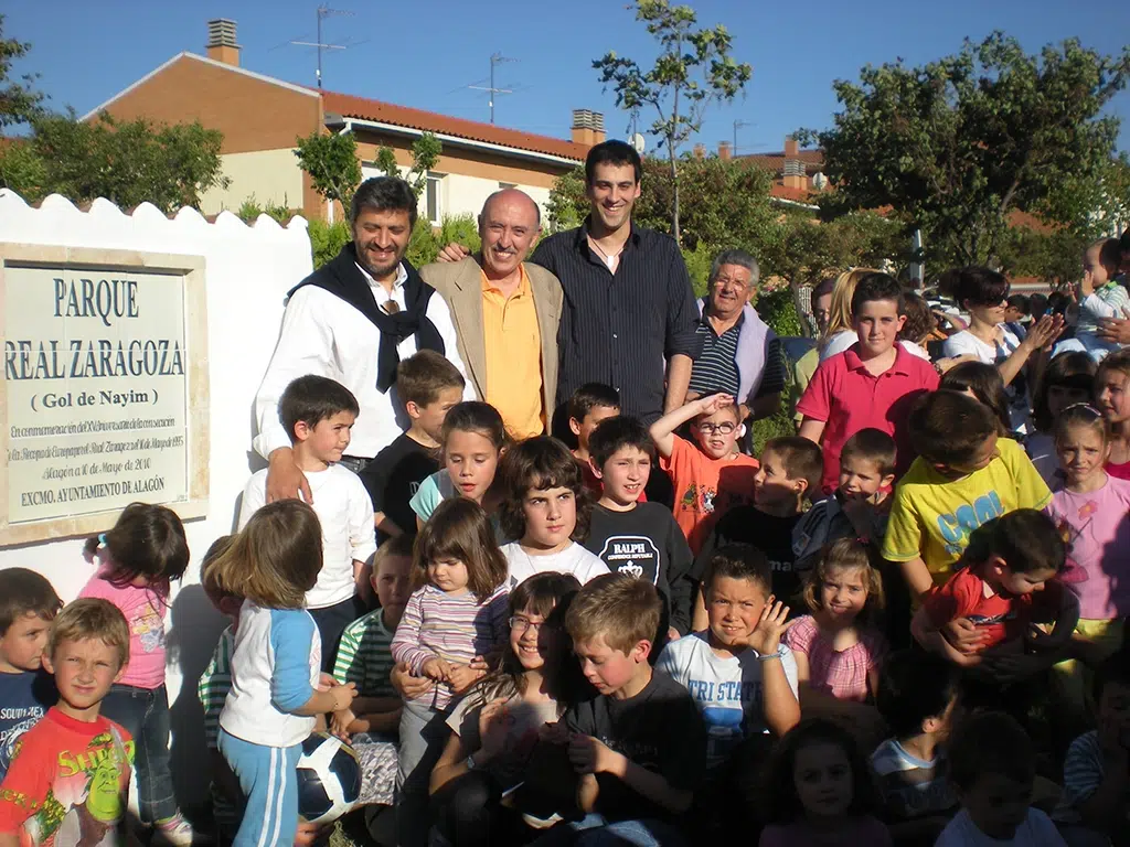 Inauguración del Parque Gol de Nayim, en Alagón (Zaragoza), en mayo del 2010. De izquierda a derecha: Nayim, J.M. Becerril (alcalde) y César Grañena.