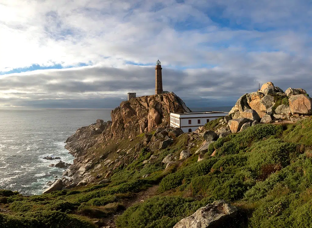 ‘Y nos dieron las 10’, ‘Mediterráneo’ o ‘Chiquilla’: los rincones secretos de España que inspiraron sus canciones más icónicas
