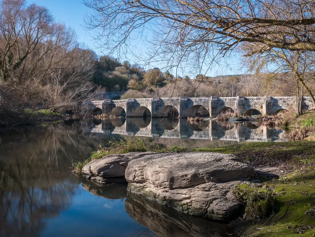Puente romano en Trespuentes, en la Ruta Verde del Zadorra. Por btPhot