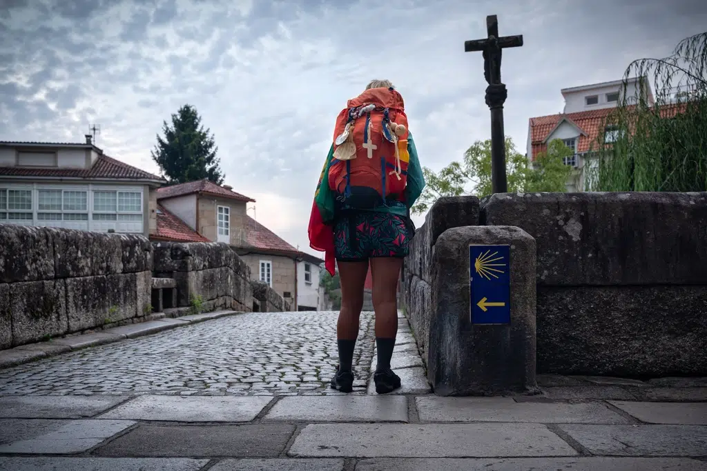 Una mujer haciendo el Camino de Santiago, a su paso por Caldas de Reis. Por Armando Oliveira