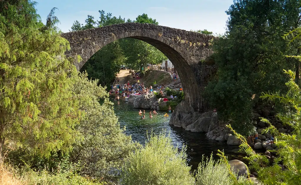 Piscinas naturales bajo puentes históricos para refrescarse este verano