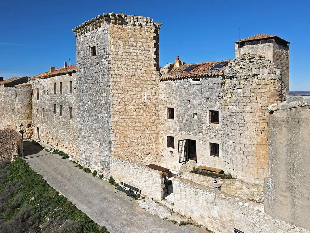 Literal: esta casa rural está en plena muralla medieval