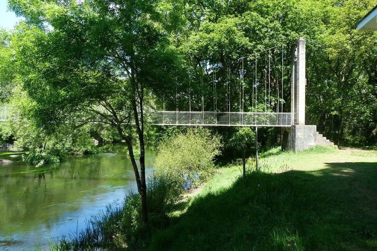 Puente colgante de Parada. Cortesía del concejo de Outeiro de Rei.