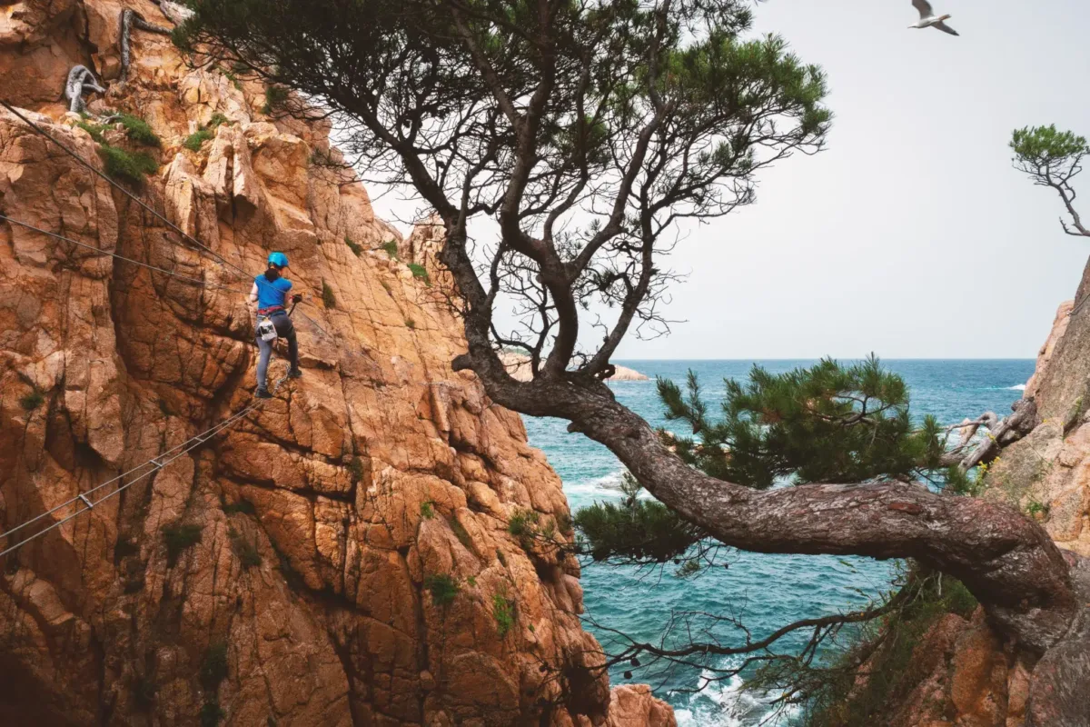 Solo hay una vía ferrata sobre el mar en toda Europa y está en esta preciosa cala de la Costa Brava