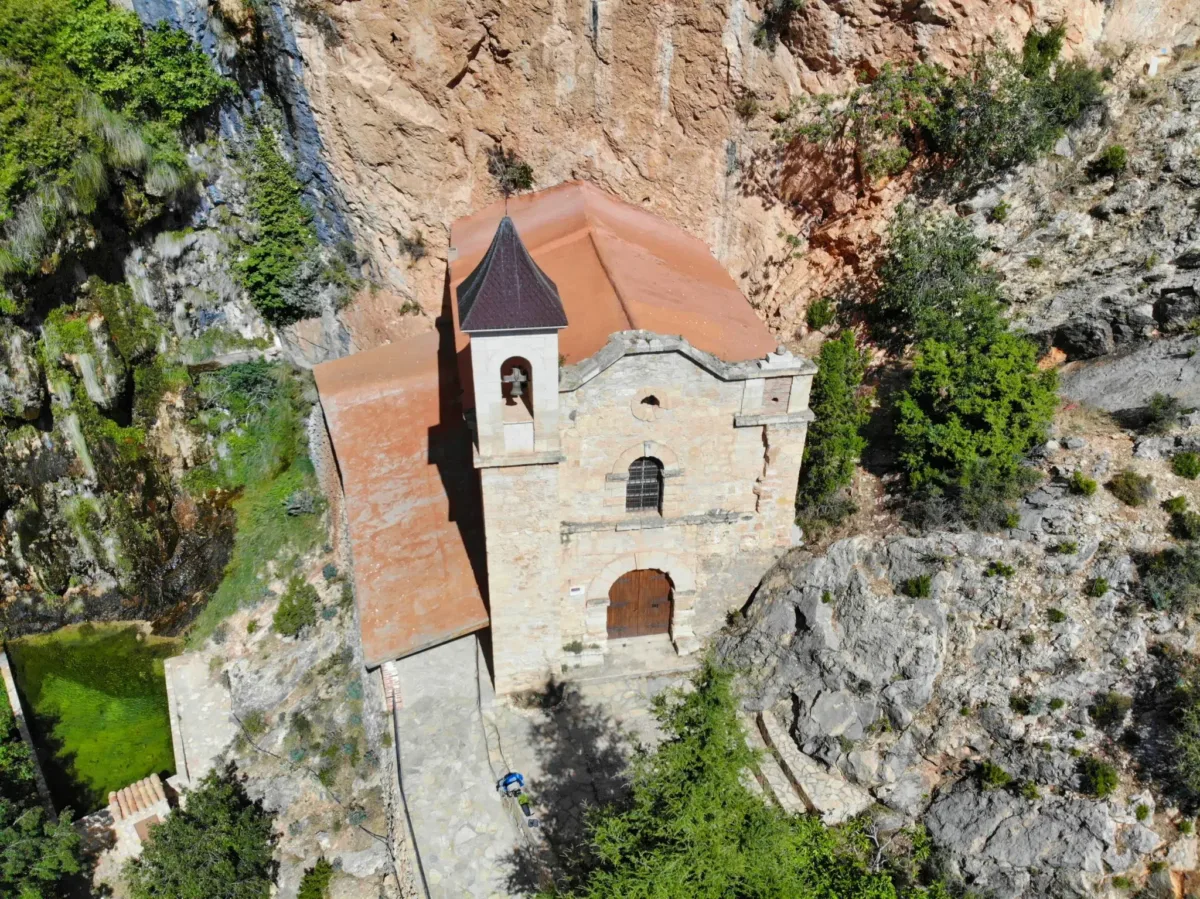 ¿Sabías que en este pueblo de Teruel hay una ermita en la que siempre “llueve”?