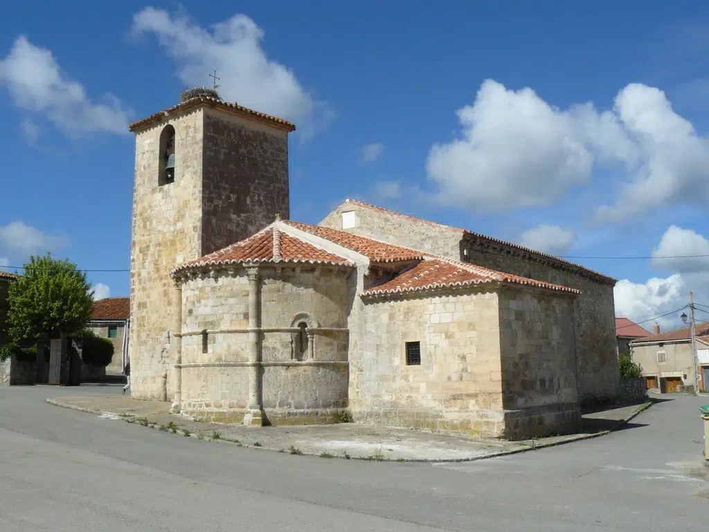 La iglesia de San Bartolomé, declarada bien de interés cultural, el elemento más destacado de Campisábalos. Por Rowanwindwhistler (Wikipedia)