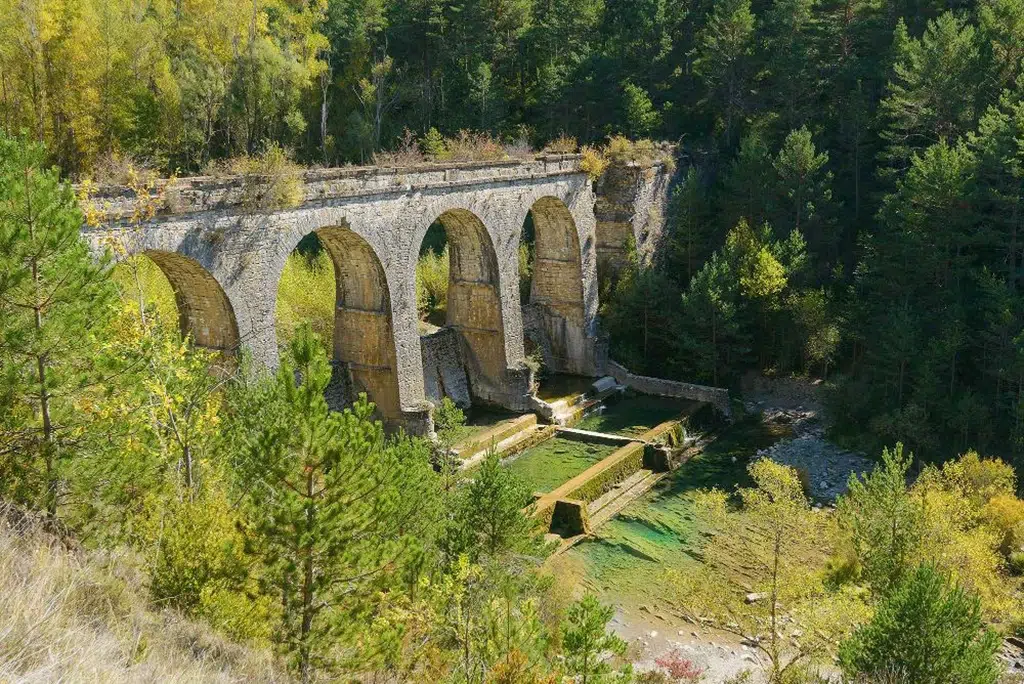 La triple piscina natural que esconde el valle más discreto del Pirineo (y puedes llegar en tren)