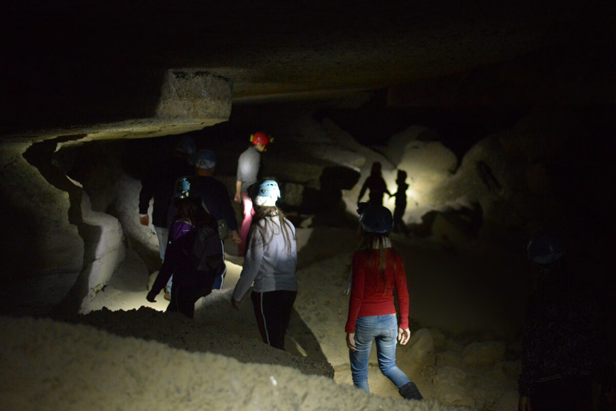 Aventura en familia de lo más refrescante: ruta hacia las profundidades de la Tierra en esta cueva de Almería