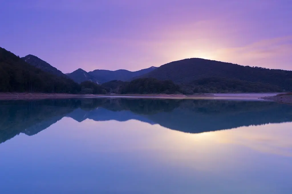 Atardecer en el embalse de Lareo, en la Sierra de Aralar. Por poliki