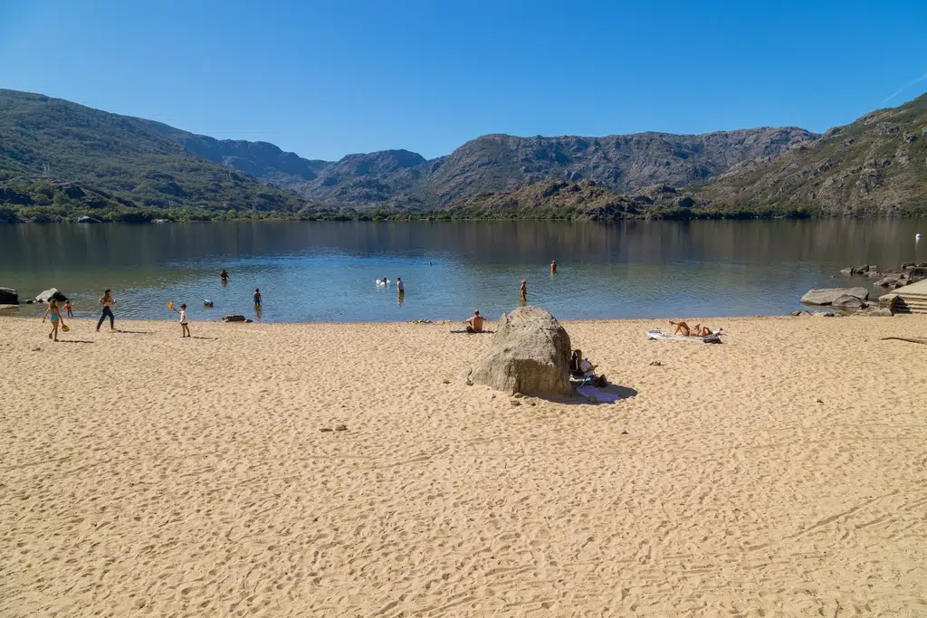 El plan más gélido del verano: bañarte en lagos de origen glaciar es posible en España