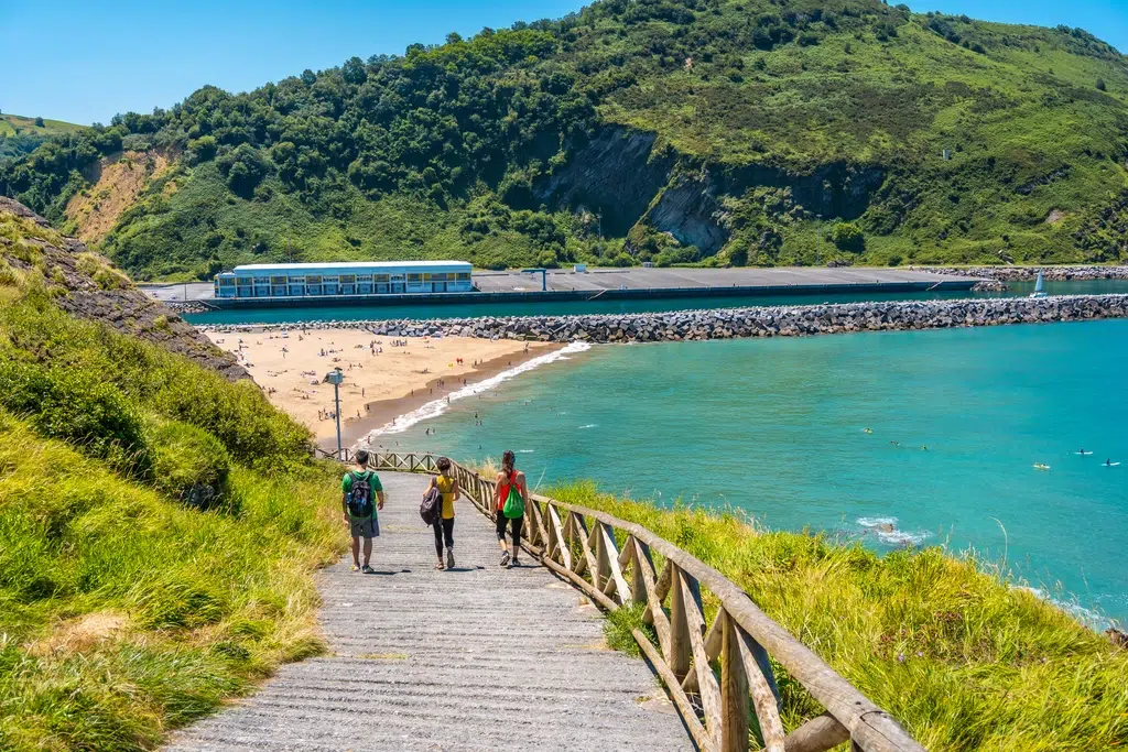 ¿Es esta la mejor ruta de la costa vasca? Txakoli, surf y flysch con vistas al Cantábrico
