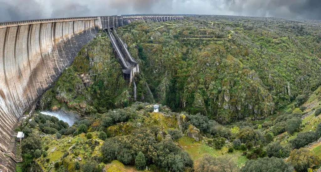 Cascadas que aparecen y desaparecen: la maravilla natural que emerge cuando bajan las aguas de un embalse de Zamora