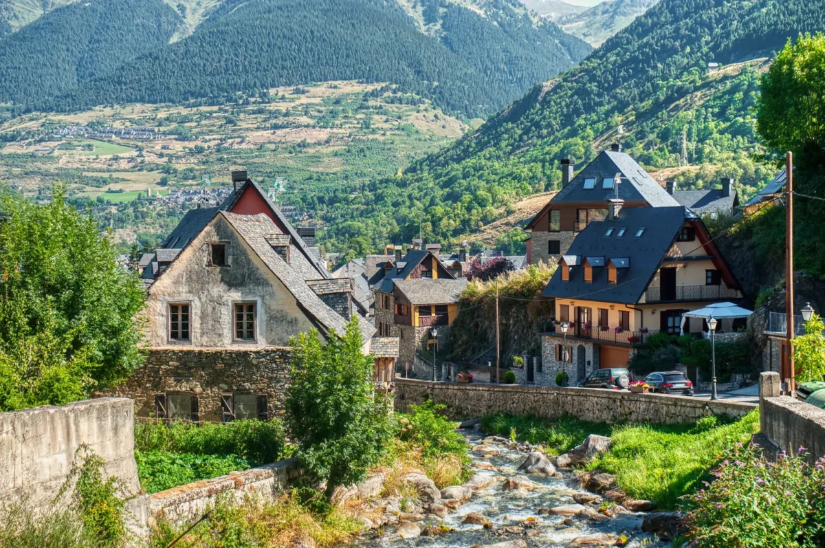 A 15 grados en julio: este precioso pueblo del Pirineo catalán es un refugio climático