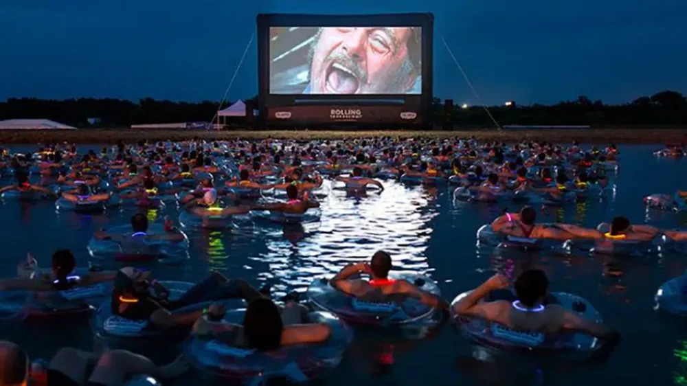 Al cine con flotador: en esta piscina gigante de un pueblo de Jaén se pueden ver películas en el agua