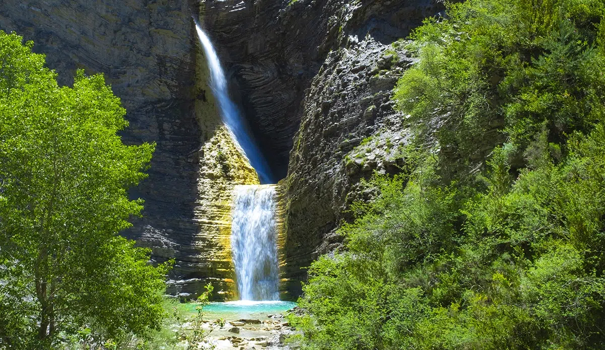 Es una pasada: la ruta a una de las cascadas más impresionantes del Pirineo aragonés que esconde pozas de aguas cristalinas (y muy frías)
