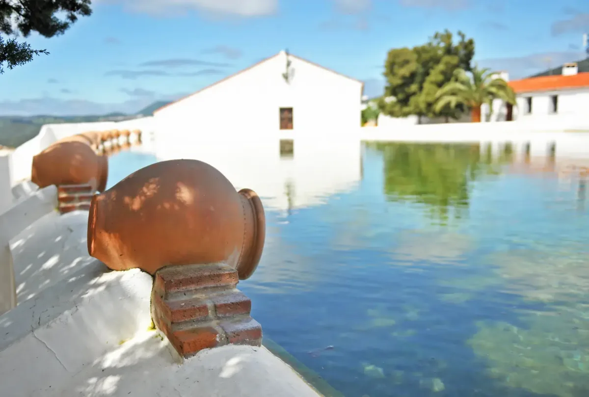 En el centro del pueblo y con agua de manantial: la piscina natural de Huelva que está declarada Bien de Interés Cultural