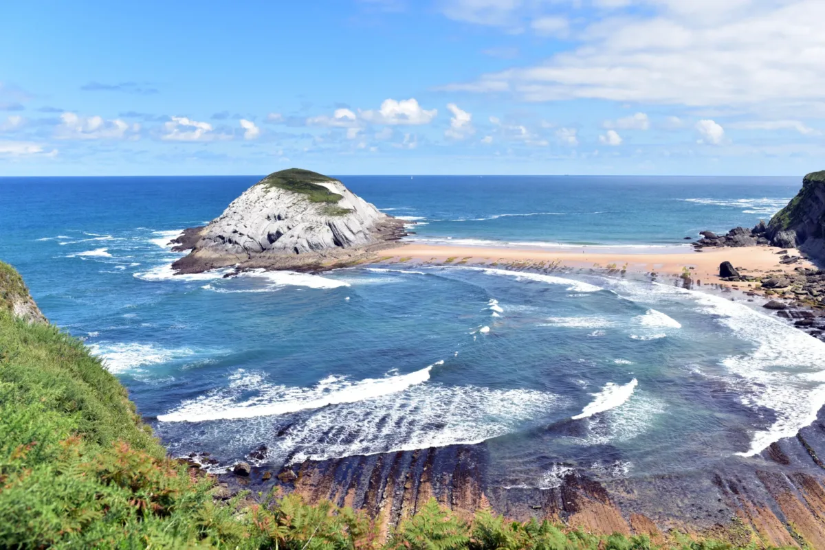Isla del Castro en la playa de Covachos, Cantabria