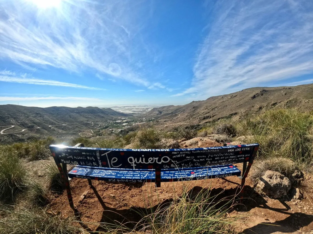 Banco del mirador del Amor en Vícar. Foto cedida por el Ayuntamiento.