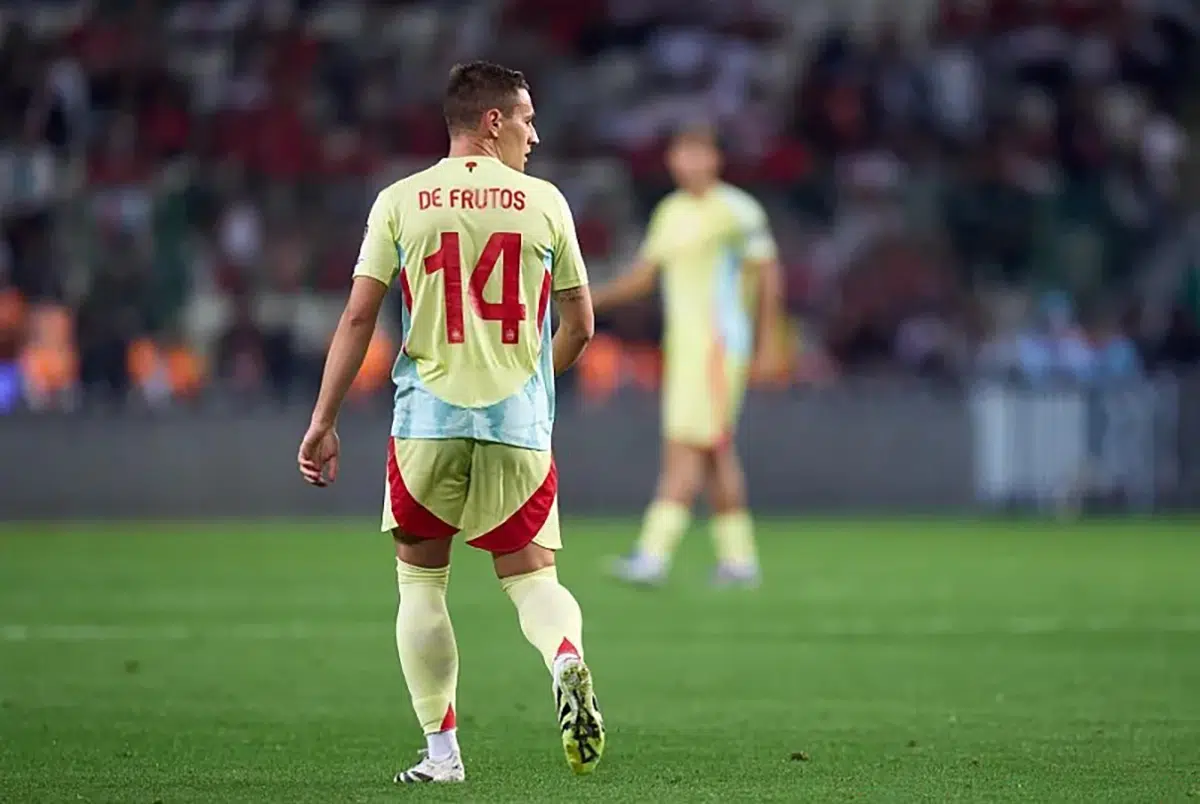 Jorge De Frutos, futbolista de Navares de Enmedio (Segovia), en su debut con la selección española.
